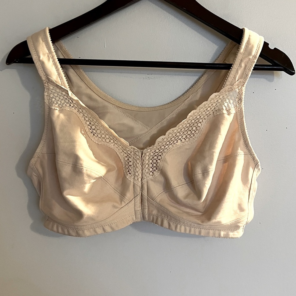 EXQUISITE FORM Women's Nude Lace Wireless Front Closure Bra Size 38D
